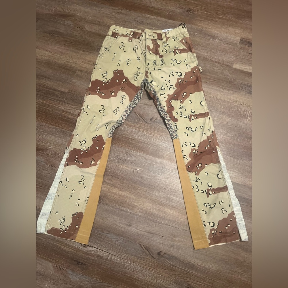 Gallery Dept. Camo La Flare Cargo Pants
Green
Camouflage Print
Slit Pockets